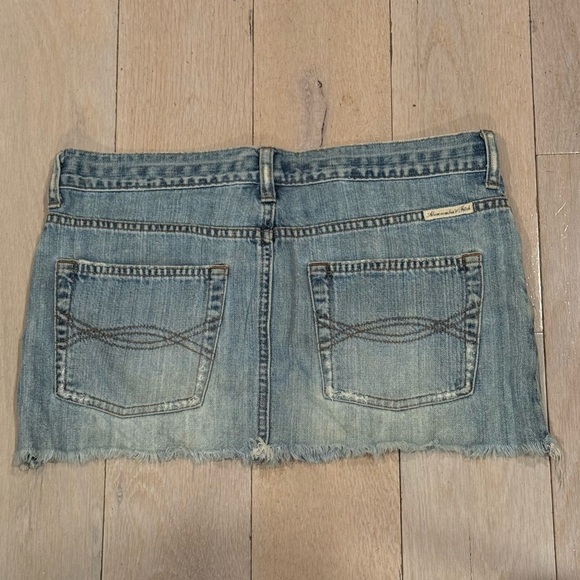 Vintage Y2K Abercrombie & Fitch Denim Mini Skirt sz 2 - Picture 2 of 3